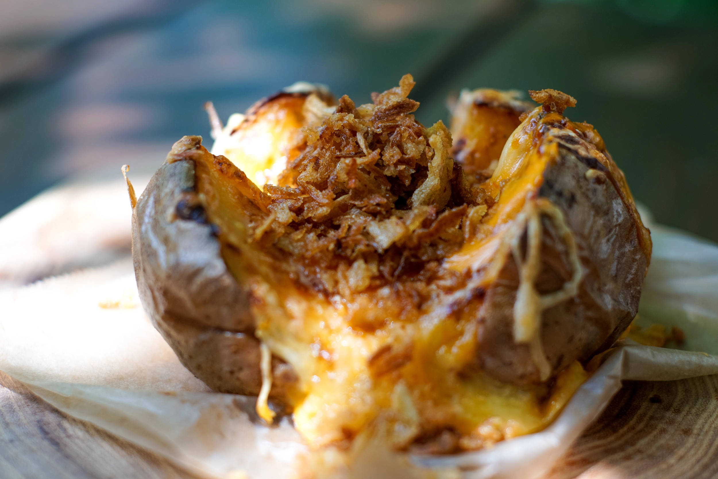 Tavolo accogliente a San Lorenzo in stile street‑food