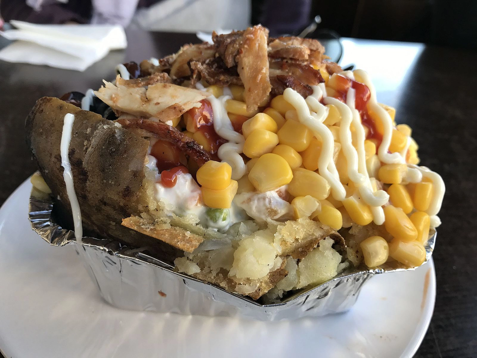 Dettaglio colorato del banco condimenti Kumpir a Roma