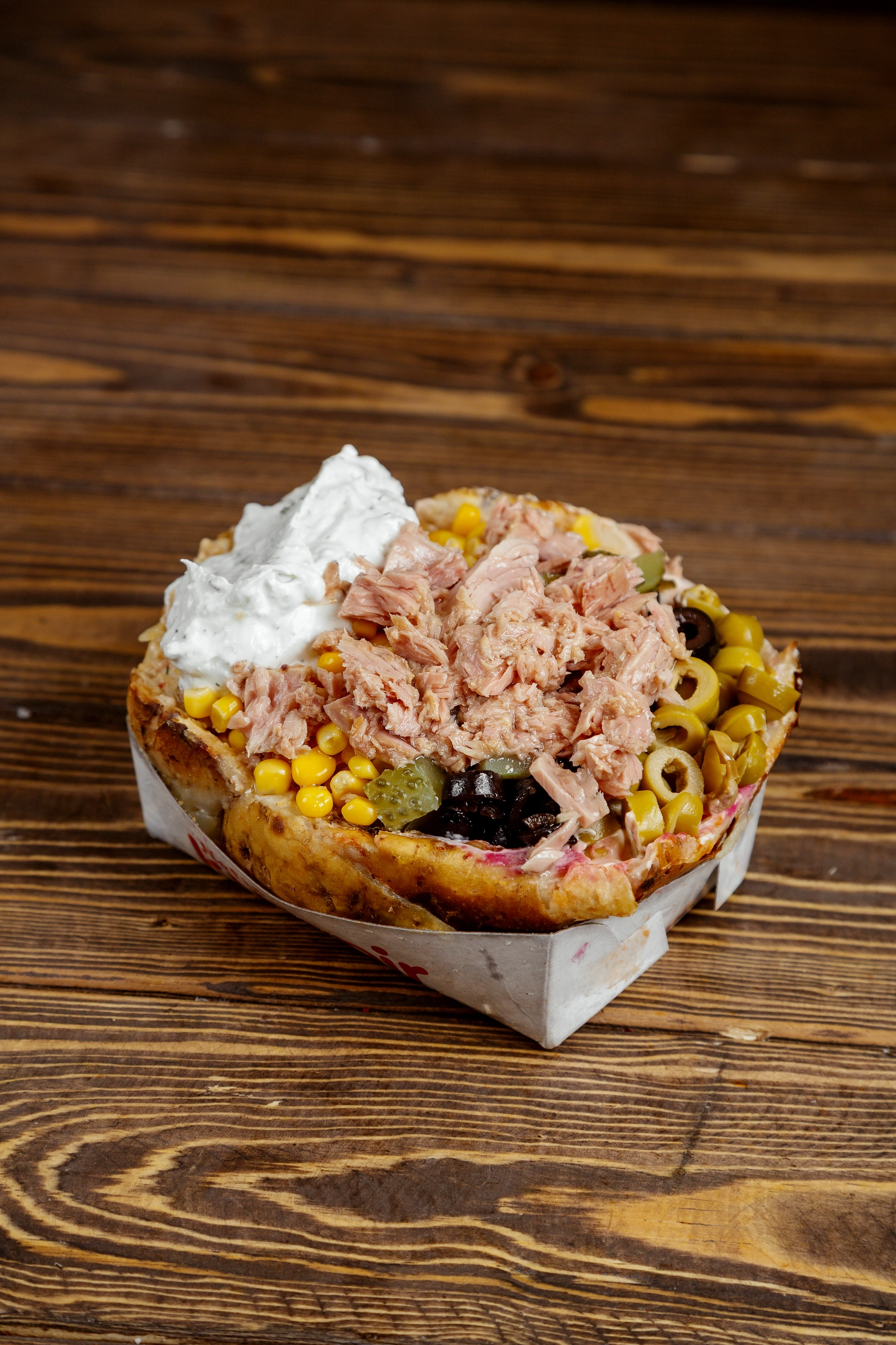 Kumpir turco classico con tanti condimenti colorati